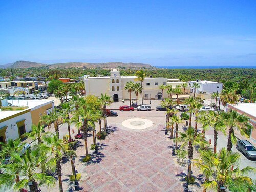 Cabo San Lucas Jeep Sightseeing Excursion to Todos Santos Magic Town with Lunch