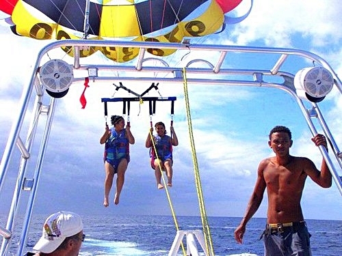 Roatan Honduras parasailing at West End Shore Excursion Reservations
